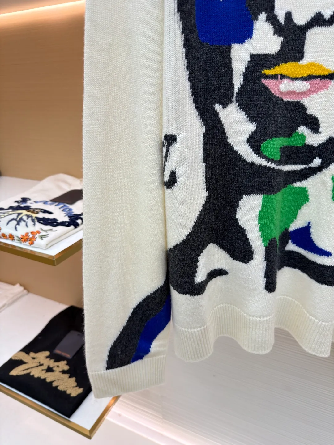 LOUIS VUITTON Portrait Grimace Jacquard Sweater ●Original version: 13100 purchase and development ●Item number: 1681807-B50 ●Fabric: wool blended fabric ●Technology: jacquard knitting ●Color: off-white ●Version: fitted version ●Weight: about 470 grams ●Size: XS-S-M-L ●Description: This human face jacquard sweater is made of 12-needle high-density worsted wool blend yarn, with a soft and crisp texture. The main face pattern uses intarsia jacquard technology, and is precisely interwoven with multi-color yarns such as black, blue, and green. There are no floating lines on the edges of the pattern, and the color levels are clear and not easy to fall off. The collar, cuffs and hem are all made of ribbed edge technology, which has excellent elasticity and will not deform after long-term wear. The seams on the body are double-needle seamed, and the details are reinforced and durable; the shoulders are made of seamless weaving technology, so there are no indentations and a better fit when worn. The overall shape is adapted to various body shapes through three-dimensional tailoring, and the manual measurement error is controlled within ±3cm, taking into account both design and practical wearability. The overall wiring is straight and delicate, the fabric is comfortable and soft, and the color is consistent without color difference. It can be matched with the same style to create a fashionable look and control various occasions. Customized accessories, complete with three standards, same style for men and women!